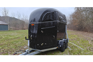 Skal du vælge en Böckmann hestetrailer til én eller to heste?