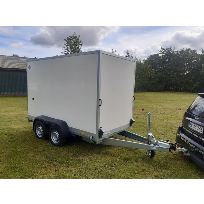 Stema Cargo 2 akslet boxtrailer med en totalvægt på 2700 kg. Har målene  305x157x184 cm.