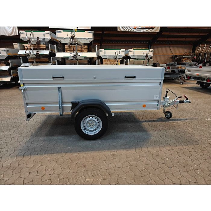 Böckmann ladtrailer med hardtop. Trailer med 1350 kg totalvægt 252x130 cm og 56 cm i indvendige mål. Køb den her hos Trailergaarden Gantrup i Haverslev, Østbirk og Slagelse. 