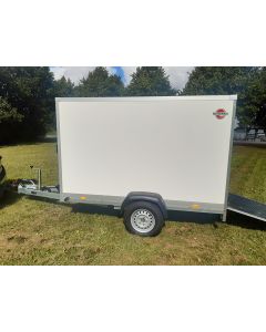 Stema Cargo trailer med rampe. Model ST-PBOX-13251315R. Med en totalv&aelig;gt p&aring; 1300 kg og et godt rumm&aring;l. 