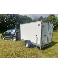 Stema cargotrailer PBOX 13251515 med d&oslash;re. Med en totalv&aelig;gt p&aring; 1300 kg og et godt rumm&aring;l til transport af mange forskellige ting.