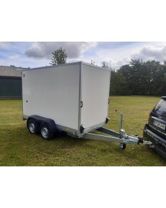 Stema Cargo 2 akslet boxtrailer med en totalv&aelig;gt p&aring; 2700 kg. Har m&aring;lene  305x157x184 cm.