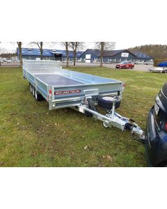 Brian James Connect 50214 med aftagelige hj&oslash;rne og sidestolper og nedf&aelig;ldige sider. 3-akslet ladtrailer.
