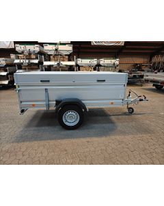 B&ouml;ckmann ladtrailer med hardtop. Trailer med 1350 kg totalv&aelig;gt 252x130 cm og 56 cm i indvendige m&aring;l. K&oslash;b den her hos Trailergaarden Gantrup i Haverslev, &Oslash;stbirk og Slagelse. 