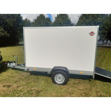 Stema Cargo trailer med rampe. Model ST-PBOX-13251315R. Med en totalvægt på 1300 kg og et godt rummål. 