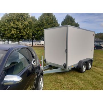 Stema Cargo 2 akslet boxtrailer med en totalvægt på 2000 kg. Har målene  305x157x184 cm. 