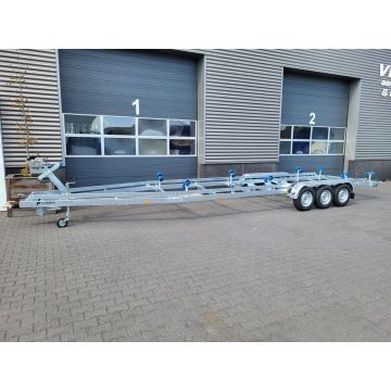 Vlemmix bådtrailer - 10 meter lang og 255 cm bred. kan tage både op til 32 fod og med de 3 aksler køre den stabilt:
