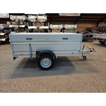 Böckmann ladtrailer med hardtop. Trailer med 1350 kg totalvægt 252x130 cm og 56 cm i indvendige mål. Køb den her hos Trailergaarden Gantrup i Haverslev, Østbirk og Slagelse. 