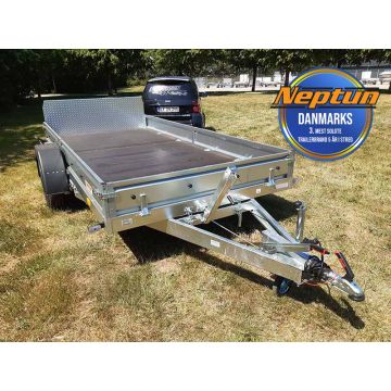 GNGN 224 Neptun Multi 380-1500 med tip og næsehjul. Kommer med læsserampe i fuld bredde og er ideel til kørsel med ATV, plæneklippere og andre små maskiner. 