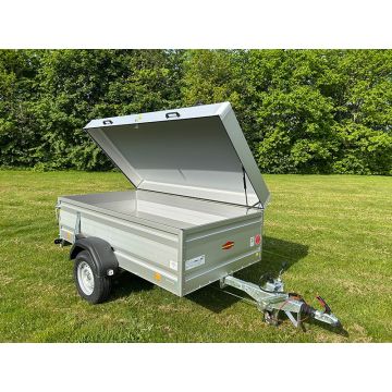 Böckmann ladtrailer med hardtop. Trailer med 1350 kg totalvægt 252x130 cm og 56 cm i indvendige mål. Køb den her hos Trailergaarden Gantrup i Haverslev, Østbirk og Slagelse. 
