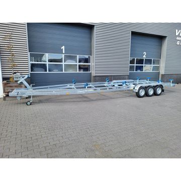 Vlemmix bådtrailer med 3 aksler, totalvægt 3500 kg, lasteevne 2760 kg og med plads til en båd med max længde på 30 fod.