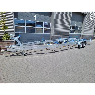 Vlemmix bådtrailer med 2 aksler, totalvægt 3500 kg, lasteevne 2800 kg og med plads til en båd med max længde på 30 fod.